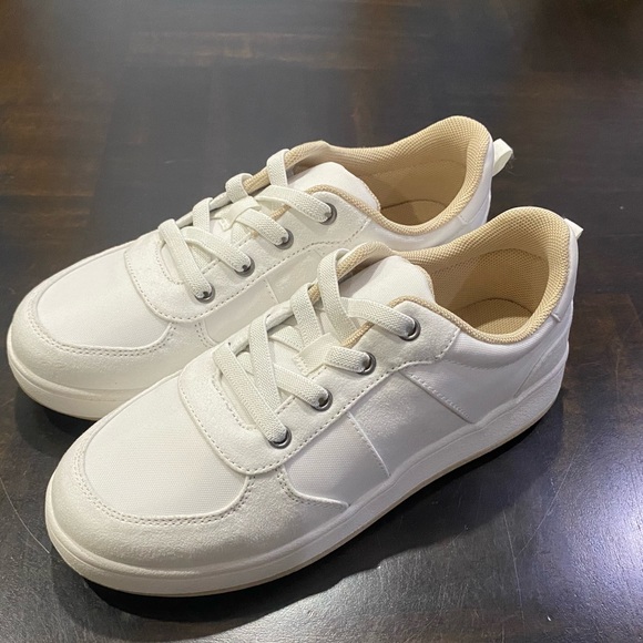 Old Navy Other - Old Navy Gender-Neutral Chunky Elastic-Lace Sneakers - White Calla Lilly- Size 3